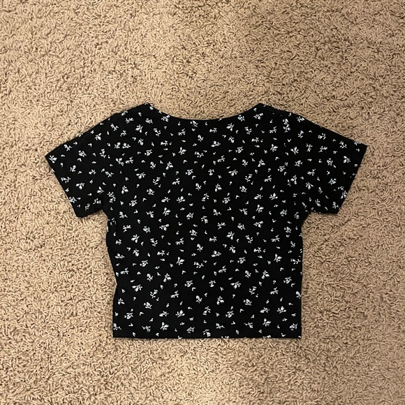 Brandy Melville Black Floral Cropped Amara Top!! - Picture 3 of 5